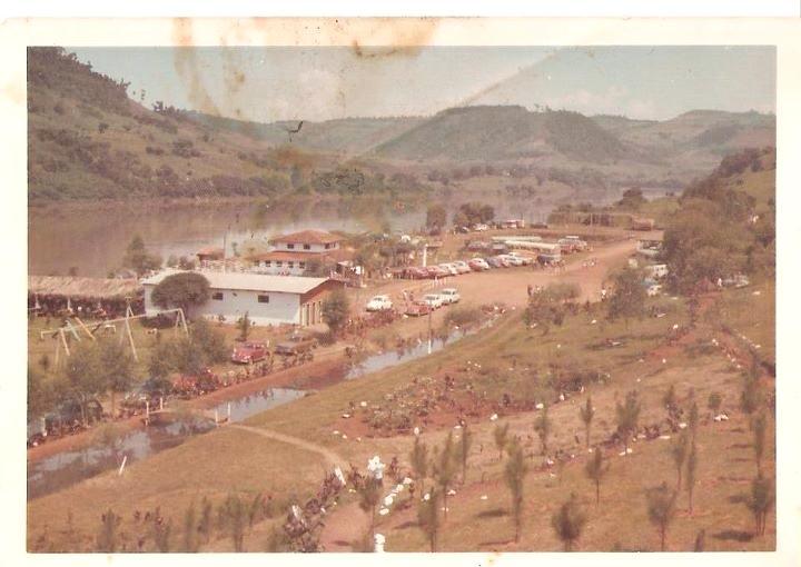 Neri Biavatti leitor do Portal de Marcelino, encaminhou fotos destas primeiras edificações explicando que os chuveiros externos, os únicos que haviam na época, estavam