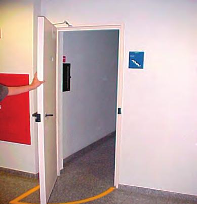 Instrução Técnica nº 02/2011 - Conceitos básicos de segurança contra incêndio 109 Alternativamente, essas portas podem permanecer abertas, desde que o fechamento seja acionado automaticamente no