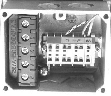 1.2 Ligação do motor DT56..+/BMG O motor possui o ponto estrela com três terminais e é ligado nos ressaltos dos enrolamentos.