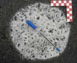 O atrito pneu-pavimento em pista molhada é significativamente menor do que em pista seca, pela película de agua entre a superfície do pavimento e do pneu (Rodrigues Filho, 2006).
