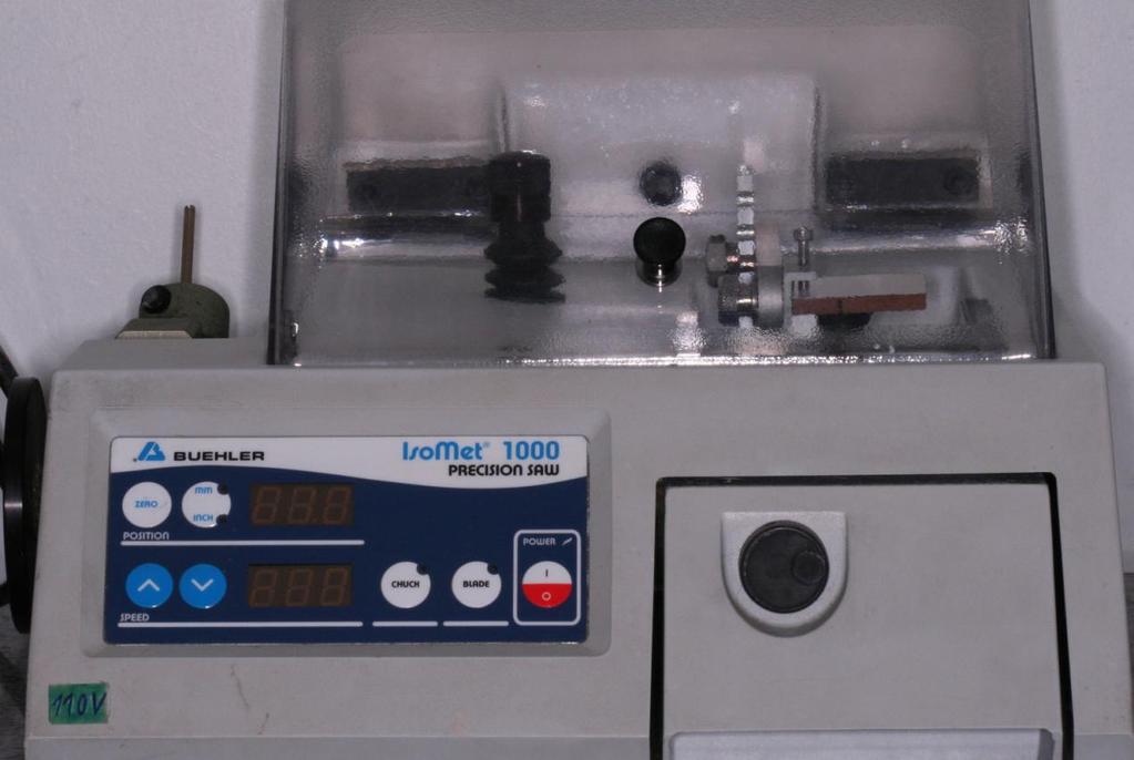 Figura 1: Cortadora Metalográfica utilizada no corte dos dentes para confecção das amostras.