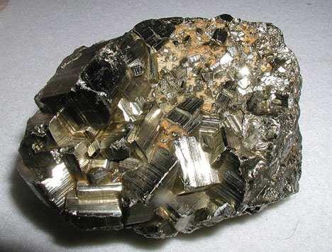 2.2. Oxidação Natural da Pirita A pirita e a marcassita (ambos FeS 2, porém em formas cristalinas distintas) são os principais minerais responsáveis pela geração da drenagem ácida de minas na
