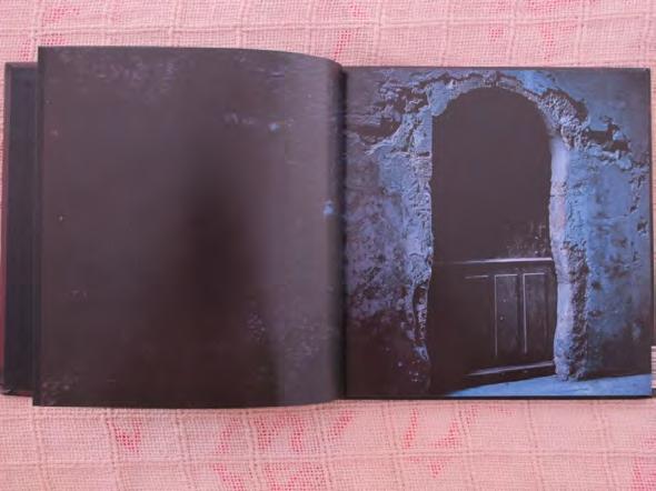 Em 1998, com Silent Book, e a despeito de sua marcada diferença em relação à estética de Negativo Sujo, Rio Branco volta ao exercício do isolamento do objeto e de sua potência de ressignificação.