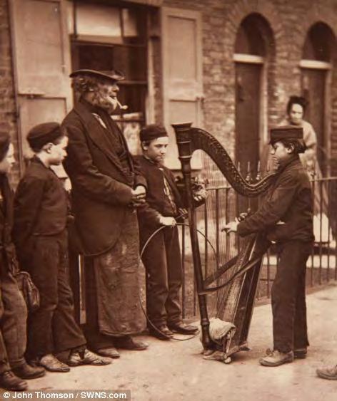 Figura 91: Italians street musicians e Recruiting Seargent in Westminster - Imagens do livro Street life in London, John Thomson e Adolphe Smith, 1877.