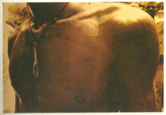 Figura 4: Fotografia 1 do livro Nakta (1996). Noite Fino grau de penetração Osso pensante Alvo dos mortos Imóvel Habito minha noite hímen do lagarto (CALAFERTE In: RIO BRANCO, 1996).