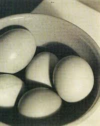 Figure 20: À esquerda Eggs and bowls, 1922. Fonte: The J. Paul Getty Museum. À direita Avocato, 1936. Fotografias de Paul Outerbridge.