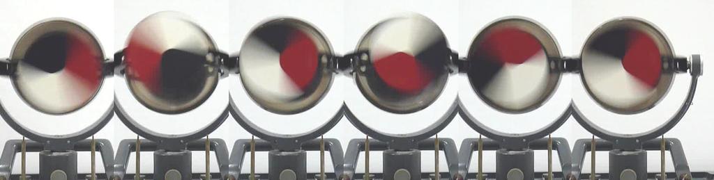 Inicialmente o rotor gira no sentido horário (visto de frente) como se mostra no quadro superior esquerdo. O disco apresenta três cores, no sentido horário: vermelho, branco e preto.
