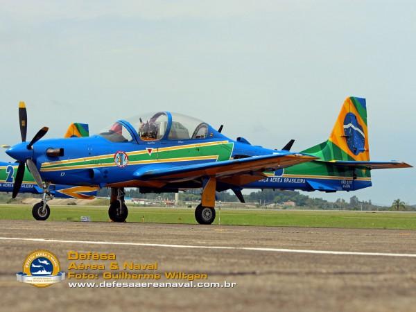 empregados pela FAB para instruções em voo aos novos pilotos. Na Esquadrilha da Fumaça, o Tucano foi utilizado entre os anos de 1983 e 2013. Um total de 2.