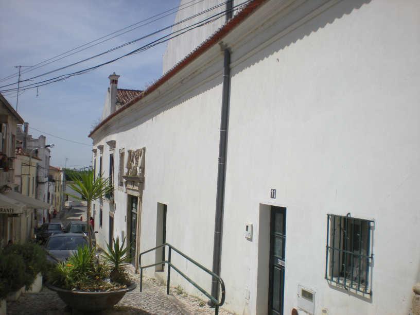 2 O edifício: O edifício ocupa o topo do quarteirão definido pela rua Moniz da Maia, a Travessa da Rainha e a rua Teodoro José da Silva.