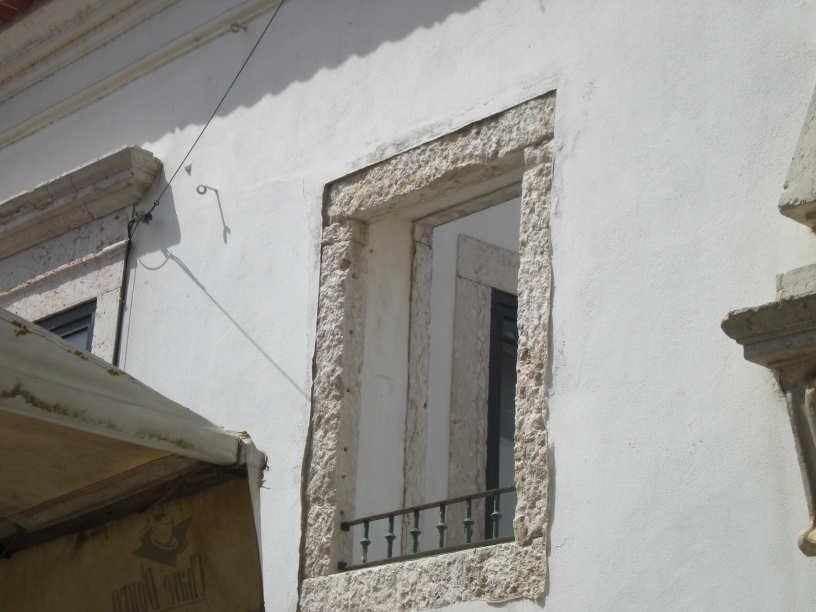 A parte do lado da rua Moniz da Maia encontra-se em muito melhor estado e está a funcionar regularmente.