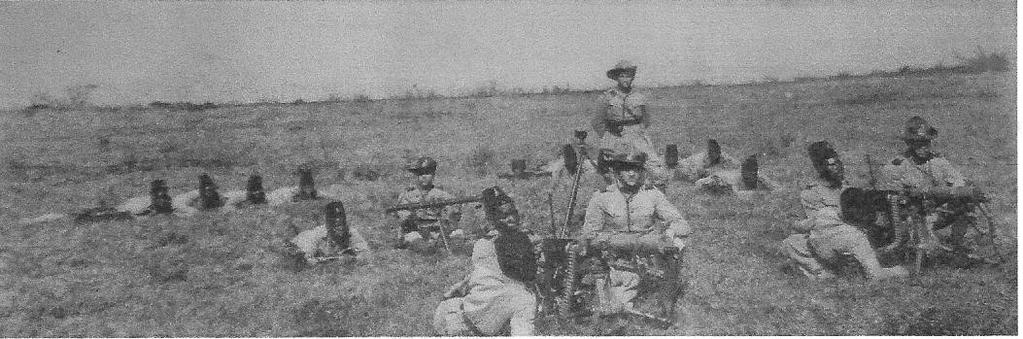 Figura 13 Tropa indígena em Moçambique, em instrução de campo [5] Depois de 13 de maio de 1936, no chamado período Santos Costa, a política militar ultramarina deu uma grande volta.