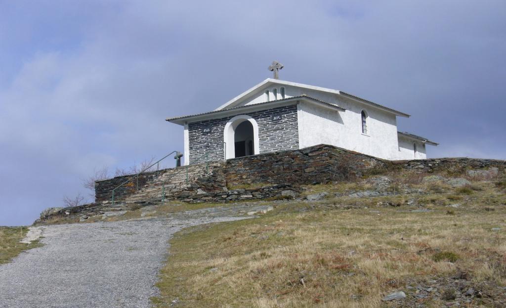 A partir daqui vem a última subida, íngreme e inclinada, por estradão e pedra solta, vamos acompanhados pela Serra da Estrela como fundo.