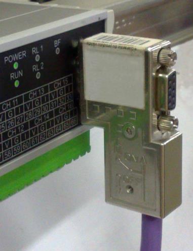 Para a utilização com conectores DB9 convencionais ao protocolo Profibus DP, a XM-210 DP apresenta em seu frontal o conector DB9 fêmea, que deverá ser utilizado com conectores padrões sendo que o
