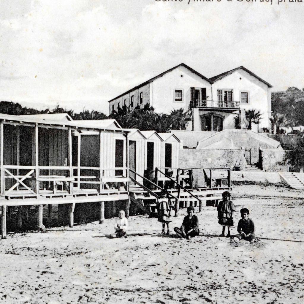 Praia em época balnear, sendo visível o Casino e a Quinta do Barracão, década de 90. Ref.