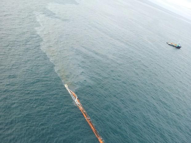 Vazamento de óleo em Tramandai/RS Mancha de 10 km causada pelo vazamento de 2,5 mil litros de óleo no Oceano Atlântico na noite do dia 06/04/16, após o rompimento de um mangote (espécie de duto
