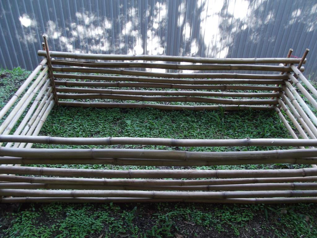 O vermicomposto foi produzido em canteiros de 1m de largura por 0,40m de altura e 2,0 metros de comprimento, montados com bambus (FIGURA 1).