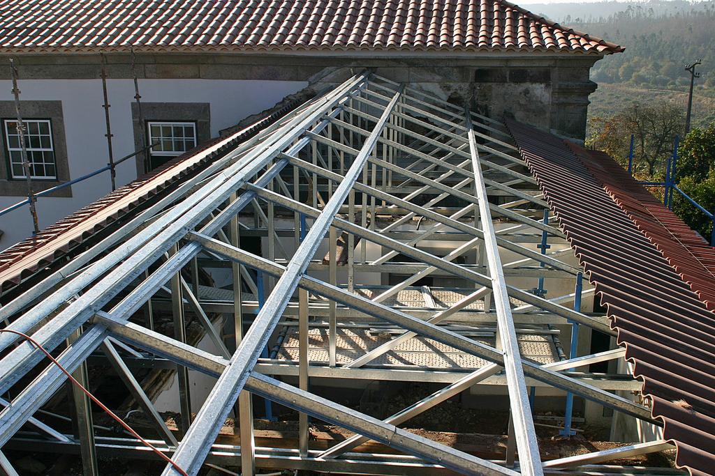 02 Ligeireza do conjunto exige menos estruturas suporte, com aproveitamento do espaço por baixo do telhado.