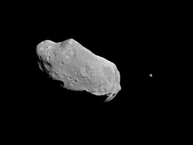 CAPÍTULO 1. INTRODUÇÃO 2 1994), mostrada na Figura 1.1, sendo esta considerada a primeira evidência da existência de asteróides binários. Figura 1.1: (243) Ida e seu satélite Dactyl.