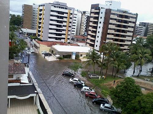 Fig. 2 Alagamento na Praça do Skate ocorrido em agosto de 2013 devido às fortes chuvas. Fonte: Portal Alagoas 24 horas.