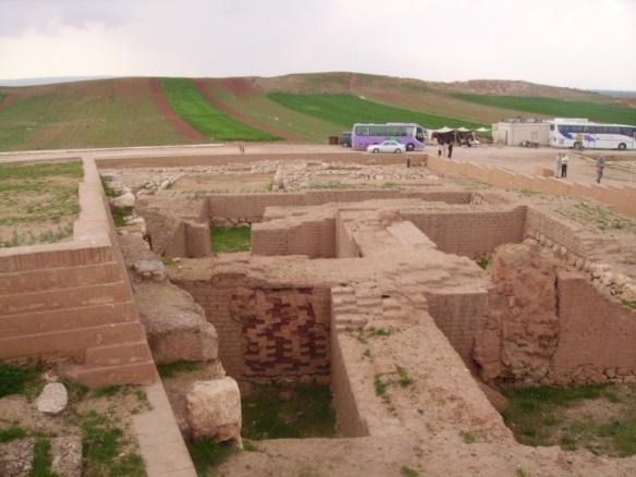 Suportes de escrita e de leitura ao longo do tempo A primeira biblioteca de que há notícia é a biblioteca de Ebla, que se situava perto do porto de Ugarit (actual Síria).