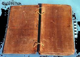 O códex surgiu entre os gregos como forma de codificar as leis, mas foi aperfeiçoado pelos romanos.