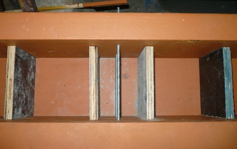 Também foram usadas barras rosqueadas de 6 mm de diâmetro para fixar as peças de madeira em seus devidos lugares (Figura 3.2). a) b) perfil U barra rosqueadas ponto de solda pontos de solda Figura 3.