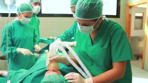 O anestesista é responsável pela sedação e analgesia do paciente, a fim