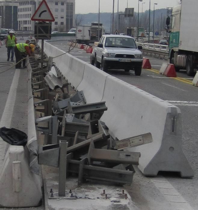 O Betão Estrutural como Sistema de Prevenção Rodoviária Figura 8 Instalação do sistema Delta Bloc na Ponte do Açude em Coimbra.