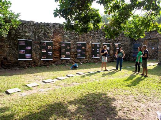 A exposição transbordou as paredes de pau a pique levantadas pelos Guarani para invadir o silêncio histórico das muralhas de pedra do Recolhimento, preenchendo-as com instantâneos da memória da luta