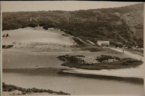 72 Figura 9: Em primeiro plano, o canal da Lagoa de Itaipu, na sequência, o sítio Duna Grande e, ao fundo, o Morro das Andorinhas 1976, autoria Edgard Jacintho (Arquivo Central do Iphan/RJ) Figura