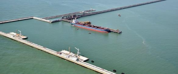 Conheça o Porto do Açu O Porto do Açu é dividido em dois grandes terminais: Terminal Offshore (T1) Orientado para operações de minério de ferro e petróleo, conta com uma ponte de acesso de 3km, 5