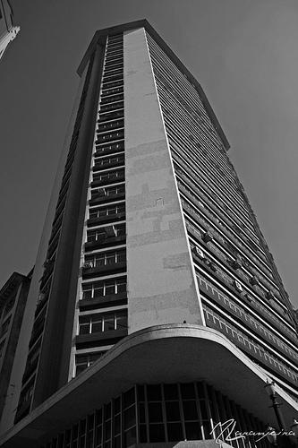 EDIFÍCIO ANDRAUS: CONSEQUÊNCIA DO DESCASO? LARA ALINE AC EQUIPE CEMITERIOSP O Andraus foi inaugurado em 1962, com 32 andares e 115 metros de altura, era um dos poucos arranha-céus de São Paulo.