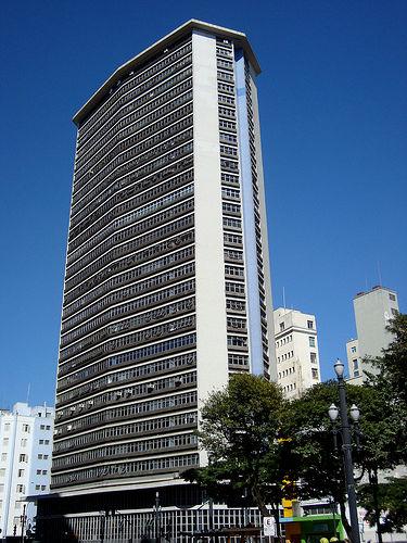 2010: Após tomadas as devidas providências, depois de tantas tragédias, o Edifício Andraus, hoje restaurado, abriga escritórios e repartições públicas com toda a segurança necessária.