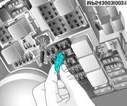 9-14 Corsa, 10/04 EM CASO DE EMERGÊNCIA SEÇÃO 9 Antes de substituir um fusível, desligue o interruptor do respectivo circuito.