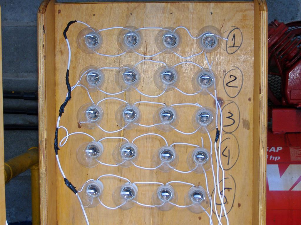 46 5.2 Sistema de dissipação de energia Para a simulação da carga a ser utilizada pelo experimento, foi construído um painel de carga.