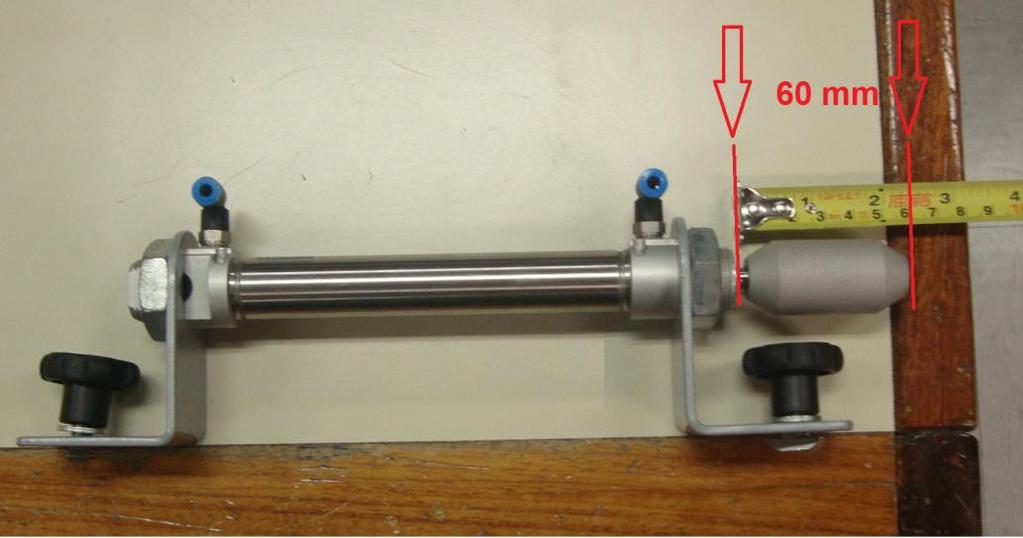 Em seguida com o auxilio de um instrumento de medição realizar a medição da ponta do cilindro até tampa do pistão (60mm), como mostra a Figura 2: Figura
