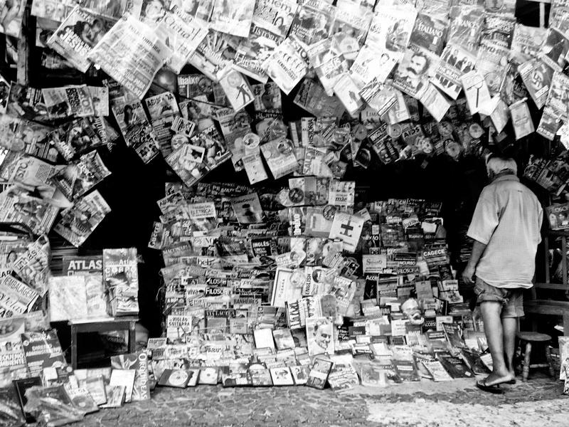 Imagem Fotografia Artística Semanário Em Semanário, contamos a história de uma homem anônimo que trabalha uma banca de revistas e jornais em uma das praças do Centro.