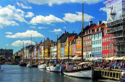 Gefion e o porto Nyhavn. Passando por Langelinje chega-se ao emblema da cidade, a famosa Sereia. Hospedagem. DIA 20 / SABADO COPENHAGEN Café da manhã e dia livre. Acomodação em Copenhagen.