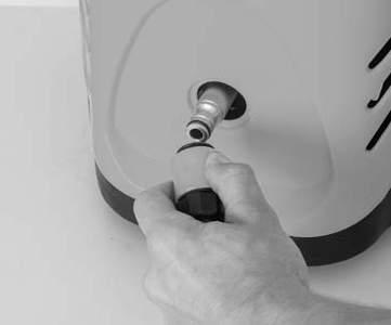 - Conecte a mangueira de alta pressão na lavadora, encaixando-a completamente.