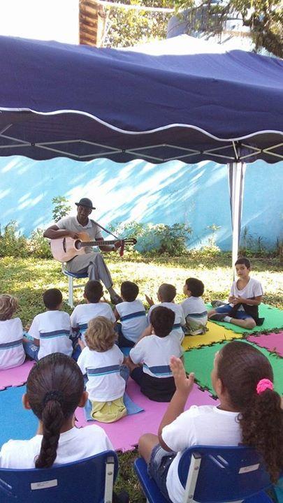 Uma turma da Escola Municipal Joaquim Manoel