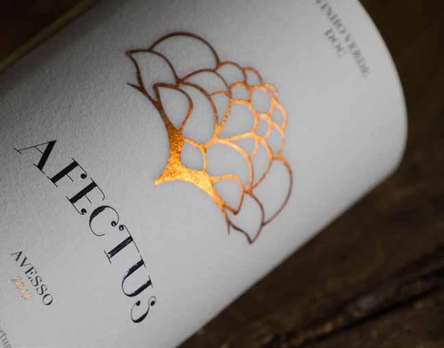 Os vinhos verdes da Quinta de Curvos caracterizam-se pela complexidade de aromas, traduzindo-se em vinhos de qualidade reconhecida, frescos, frutados e equilibrados.