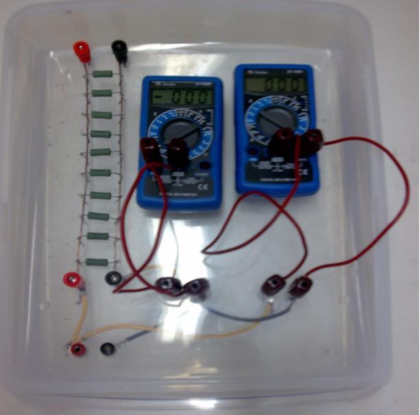 Como carga, utilizamos um banco de resistores (ver figura 3), sendo 10 resistores de 33Ω de resistência elétrica cada, dispostos em ligação
