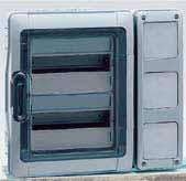 Calhas reguláveis em duas profundidades para aparelhos modulares e de caixa moldada Espaço entre calhas 150 mm Podem ser equipados com platinas perfuradas e painéis cegos para montagem de produtos