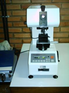 25 Figura 3.4 - Microdurômetro Figura 3.5 Microscópio óptico. 3.2 Metodologia Os ensaios foram realizados em duas etapas, a aplicação da técnica de Higuchi e o teste da dupla camada.