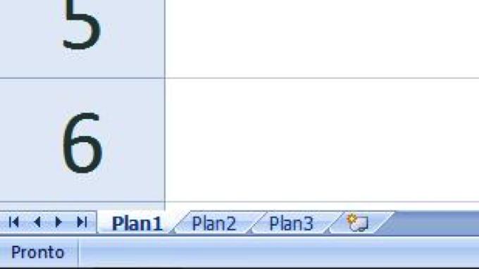 NOME INICIAL DAS PLANILHAS Quando o usuário começa a edição de um novo arquivo no Excel 2007, este arquivo contém três planilhas nominadas inicialmente