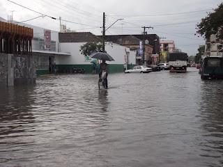 Figura 6: Alagamento na rua Presidente Vargas, área central da cidade (jan/2012) Fonte: http://juares69.blogspot.com.br/ 5.