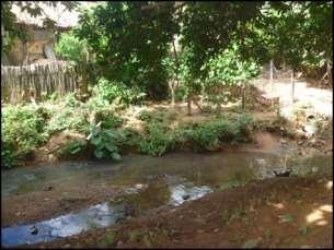 Figura 1.9 Lançamento pontual e difuso de esgoto in natura no Córrego de Jurumirin. Figura 1.