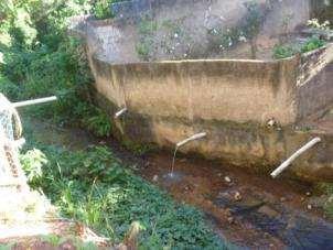 10 Lançamento pontual de esgoto in natura no Córrego Barreto.