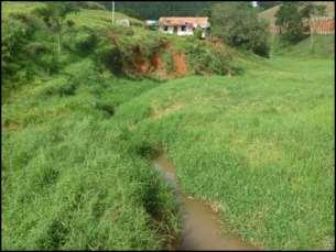 Figura 1.7 Lançamento de esgoto in natura no Córrego das Cotias (Zona rural). Já houve no município um projeto de ETE, porém não foi dada continuidade ao mesmo.