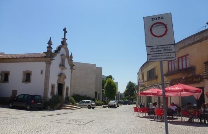 No entanto, o centro urbano de Águeda comtempla cerca de 10 lugares reservados para operações de carga e descarga nos locais onde existe maior densidade de espaços comerciais, nomeadamente no Largo